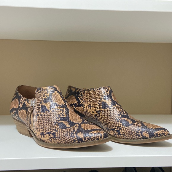 Chelsea & Violet Snakeskin pattern leather booties size 6.5 - Picture 1 of 11